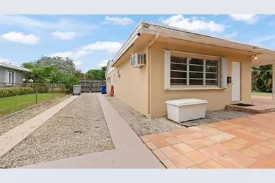 724 NE 2nd St, Pompano Beach, FL 33060 - Photo 2