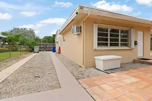 724 NE 2nd St, Pompano Beach, FL 33060 - Photo 2