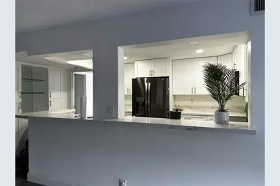800  Parkview Dr, Unit #829, Hallandale Beach, FL 33009 - Photo 2