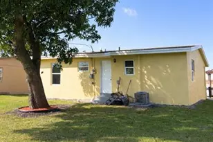 561 SW 14th St, Belle Glade, FL 33430 - Photo 4
