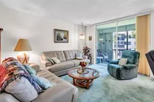 9511 N Hollybrook Lake Dr, Pembroke Pines, FL 33025 - Photo 10