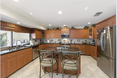 11060  Lakeview Dr, Coral Springs, FL 33071 - Photo 14