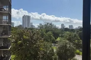 3301 N Country Club Dr, Miami, FL 33180 - Photo 20