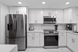 9623 S Hollybrook Lake Dr, Pembroke Pines, FL 33025 - Photo 2