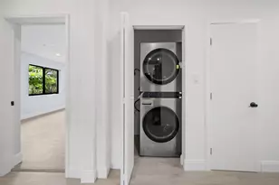 699 NE 40th St, Oakland Park, FL 33334 - Photo 14