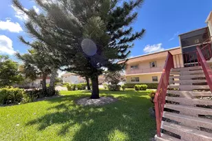 212 Oxford 400, West Palm Beach, FL 33417 - Photo 2