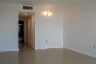 20100 W Country Club Dr, Aventura, FL 33180 - Photo 18