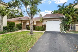 1427 Seagrape Cir, Weston, FL 33326 - Photo 2