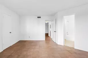 210 Lake Pointe Dr, Oakland Park, FL 33309 - Photo 12