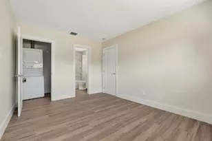 875 NE 39th St, Oakland Park, FL 33334 - Photo 8