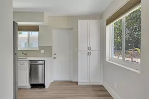 875 NE 39th St, Oakland Park, FL 33334 - Photo 4