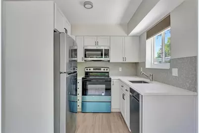 875 NE 39th St, Oakland Park, FL 33334 - Photo 6