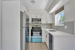 875 NE 39th St, Oakland Park, FL 33334 - Photo 6