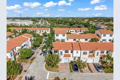 20927 NW 1st Ct, Pembroke Pines, FL 33029 - Photo 4