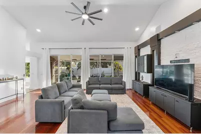 1043  Laguna Springs Dr, Weston, FL 33326 - Photo 6