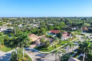 1043 Laguna Springs Dr, Weston, FL 33326 - Photo 32