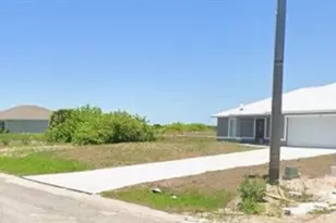 305 Song Ct, Banyan Village, FL 33935 - Photo 8