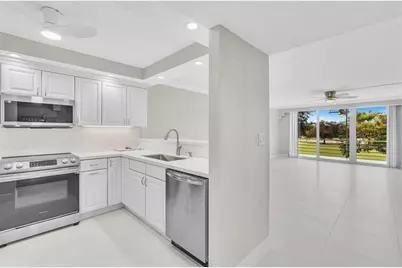 3800  Oaks Clubhouse Dr, Unit #201, Pompano Beach, FL 33069 - Photo 6