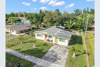 2711 NW 24th Ct, Fort Lauderdale, FL 33311 - Photo 2