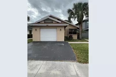 581  Lakeside Cir, Sunrise, FL 33326 - Photo 2