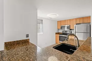 1040 Lake Shore Dr, West Palm Beach, FL 33403 - Photo 6