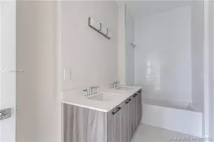 688 NE 43rd St, Oakland Park, FL 33334 - Photo 20