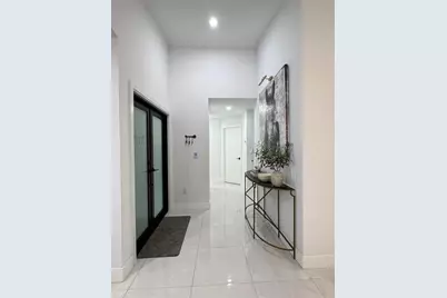 8455 NW 190th Ter, Hialeah, FL 33015 - Photo 4