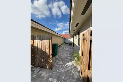 8455 NW 190th Ter, Hialeah, FL 33015 - Photo 20