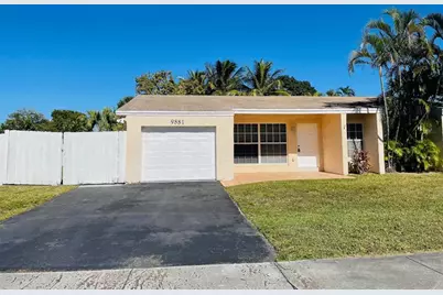 9881 NW 4th St, Pembroke Pines, FL 33024 - Photo 4