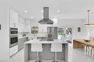 518 NW 130th Way, Pembroke Pines, FL 33028 - Photo 2