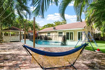 1427  Seagrape Cir, Weston, FL 33326 - Photo 32