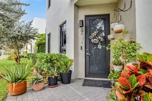 542 SW 91st Ct, Miami, FL 33174 - Photo 2