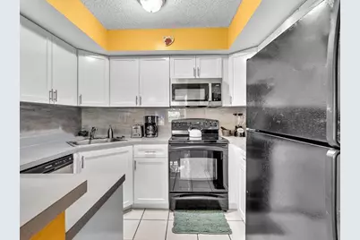 3975  Village Dr, Unit #B, Delray Beach, FL 33445 - Photo 10