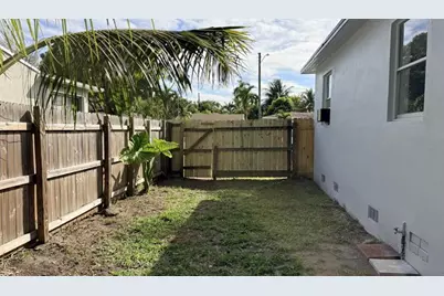 2745  Funston St, Hollywood, FL 33020 - Photo 18