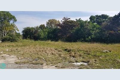 450 136th St, North Miami, FL 33161 - Photo 1