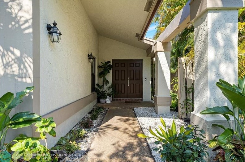 8979 Old Pine Way, Boca Raton, FL 33433