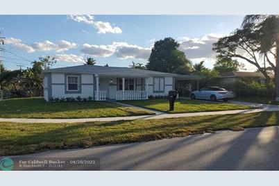 300 NW 189th Ter - Photo 1