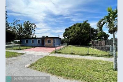 2900 NW 5th Ct - Photo 1