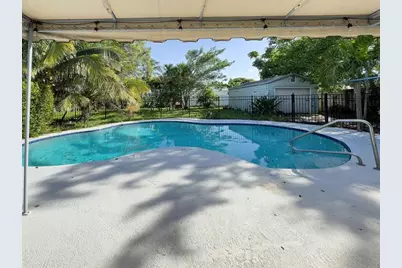 902 NE 34th St, Oakland Park, FL 33334 - Photo 1