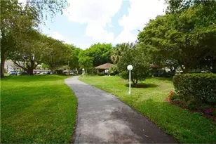 565 Oaks Ln, Pompano Beach, FL 33069 - Photo 4