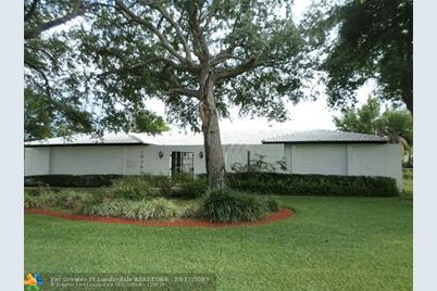 10700 NW 24th St - Photo 1