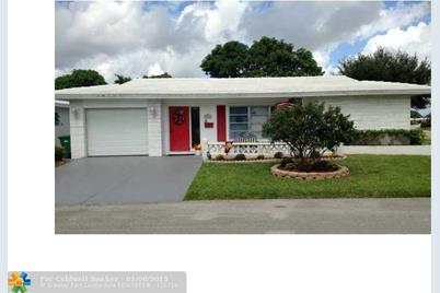 7101 NW 70th St - Photo 1