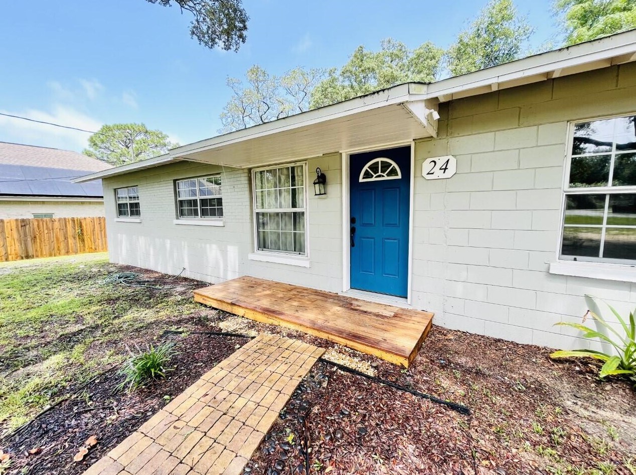 24 Circle Dr, Fort Walton Beach, FL 32547-3238