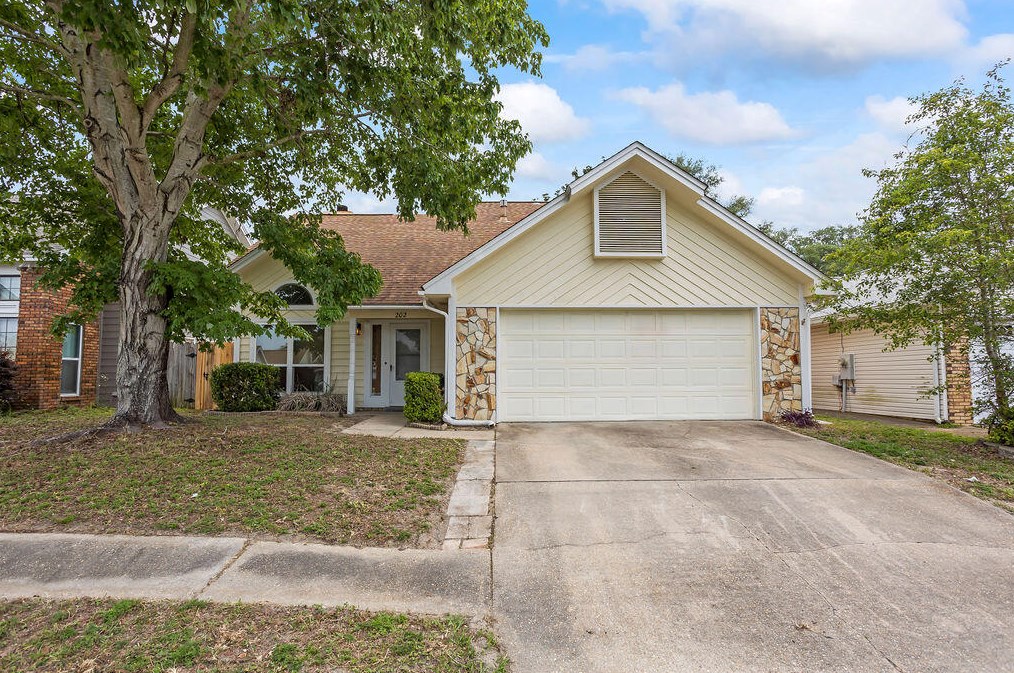 202 Woodland Park Cir, Mary Esther, FL 32569