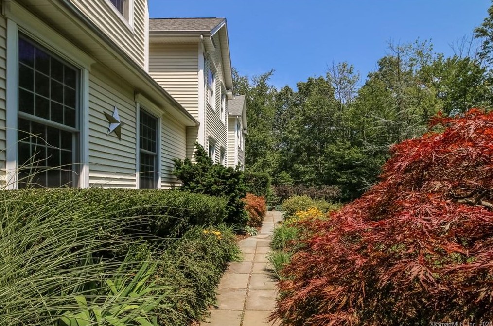 18 Winton Farm Rd, Newtown, CT 06470-2653