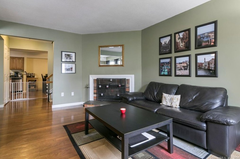54 Peddlers Dr, Branford, CT 06405-5833