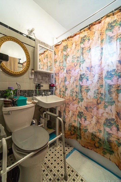 275 3 Ave, New Haven CT 06516-5404 exterior