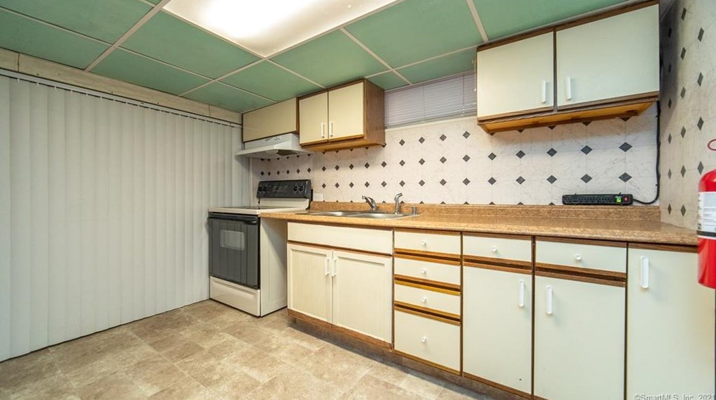 275 3 Ave, New Haven CT 06516-5404 exterior