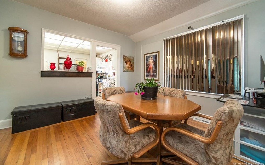 275 3 Ave, New Haven CT 06516-5404 exterior