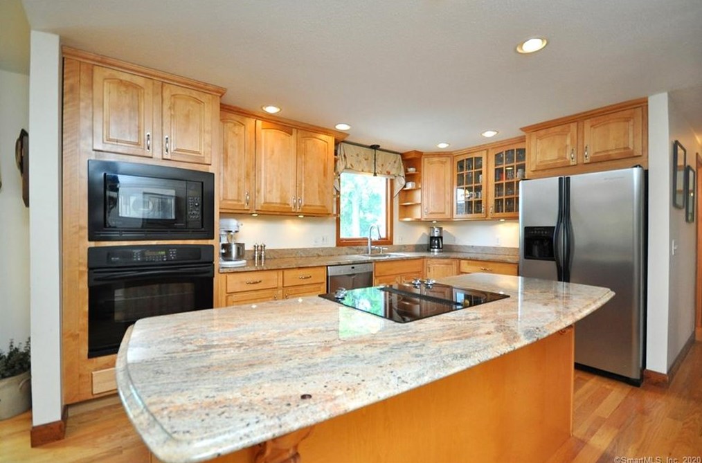 107 East St, Suffield CT  06078-1906 exterior